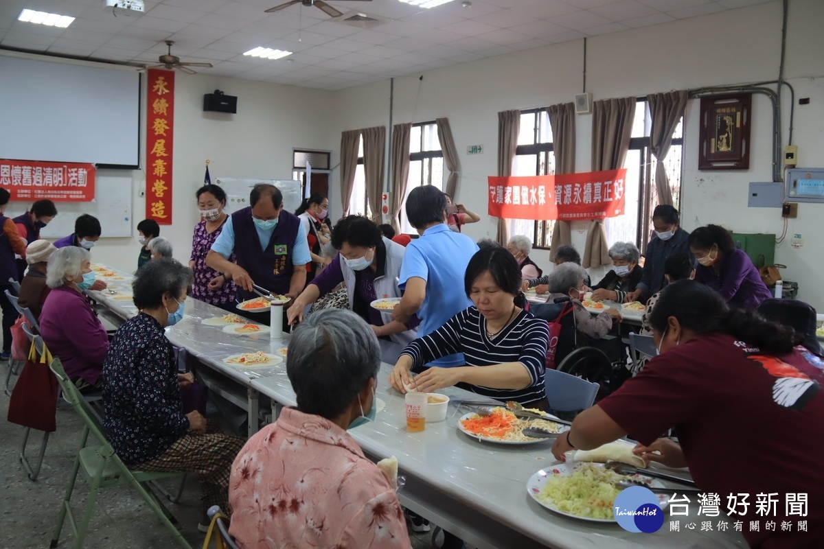 社區長輩嚐懷舊春捲美味。（記者扶小萍攝）