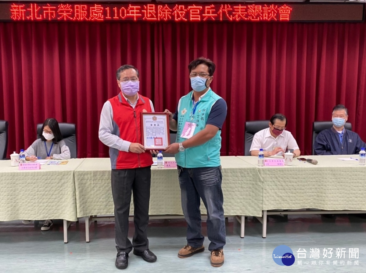 林火土處長(左)頒發榮譽狀表揚榮民丁群峰先生在台鐵「太魯閣號」事故發生後的善行義舉