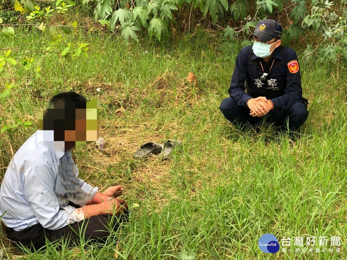 罹患憂鬱症的男子喝下大量清潔劑,呆坐於河床草叢中,員警發現立即通報救護單位協助送醫,亦呼籲尊重生命,以免憾事發生。