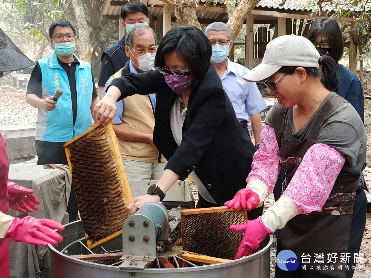 縣長王惠美關心農友今年蜂蜜採收情形。圖／記者鄧富珍攝