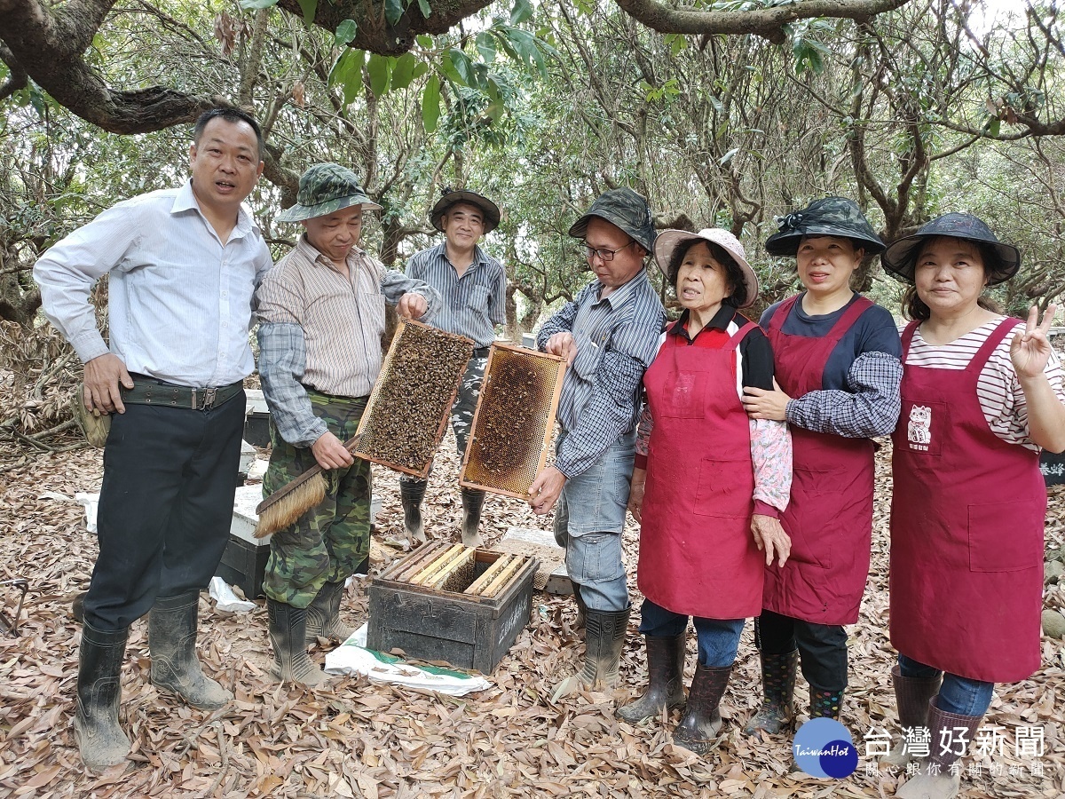 一家六代的養蜂家族。圖/記者鄧富珍攝