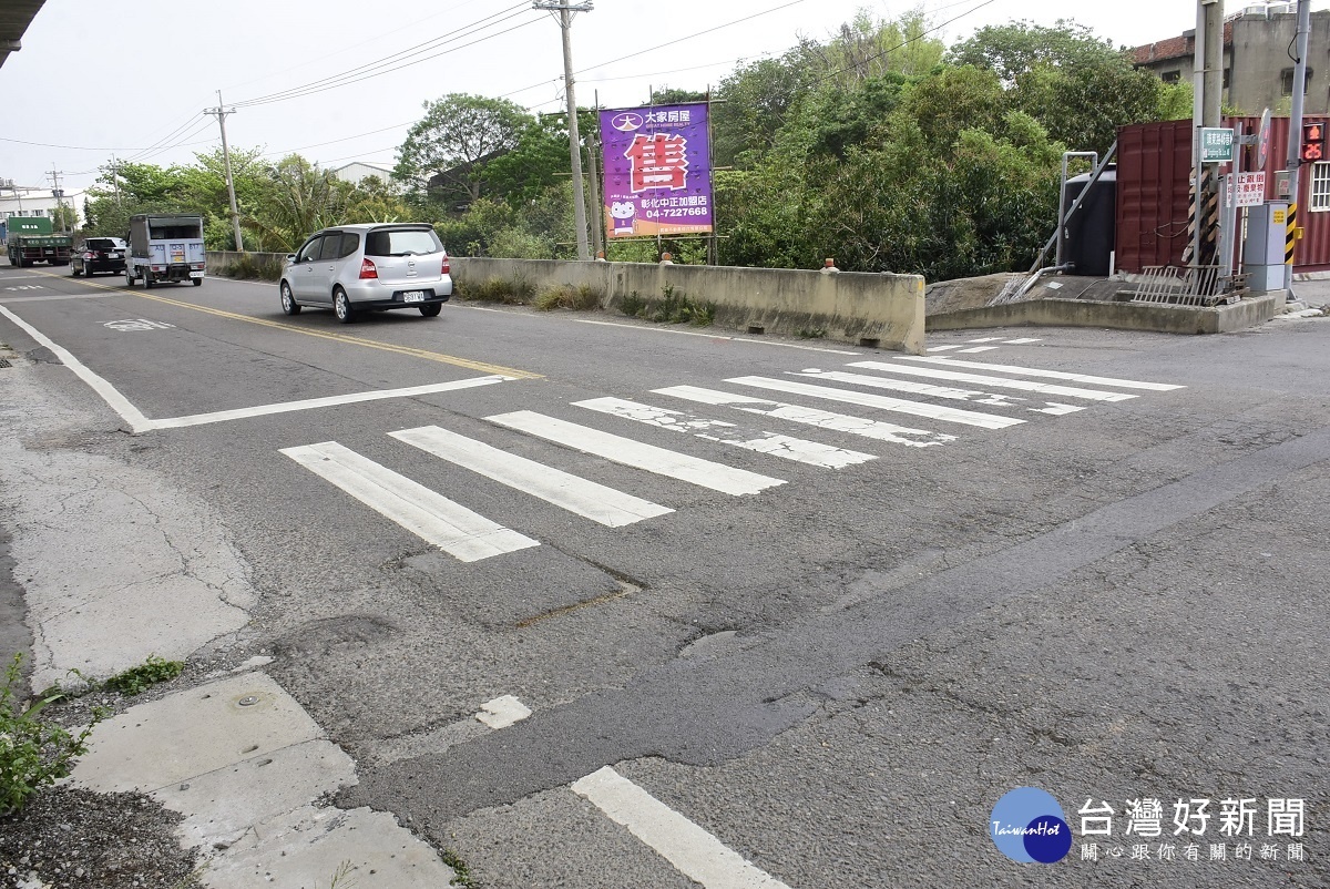 烏溪堤防水岸遊憩廊道親子公園附近道路路維修改善路面。圖／彰化縣政府提供