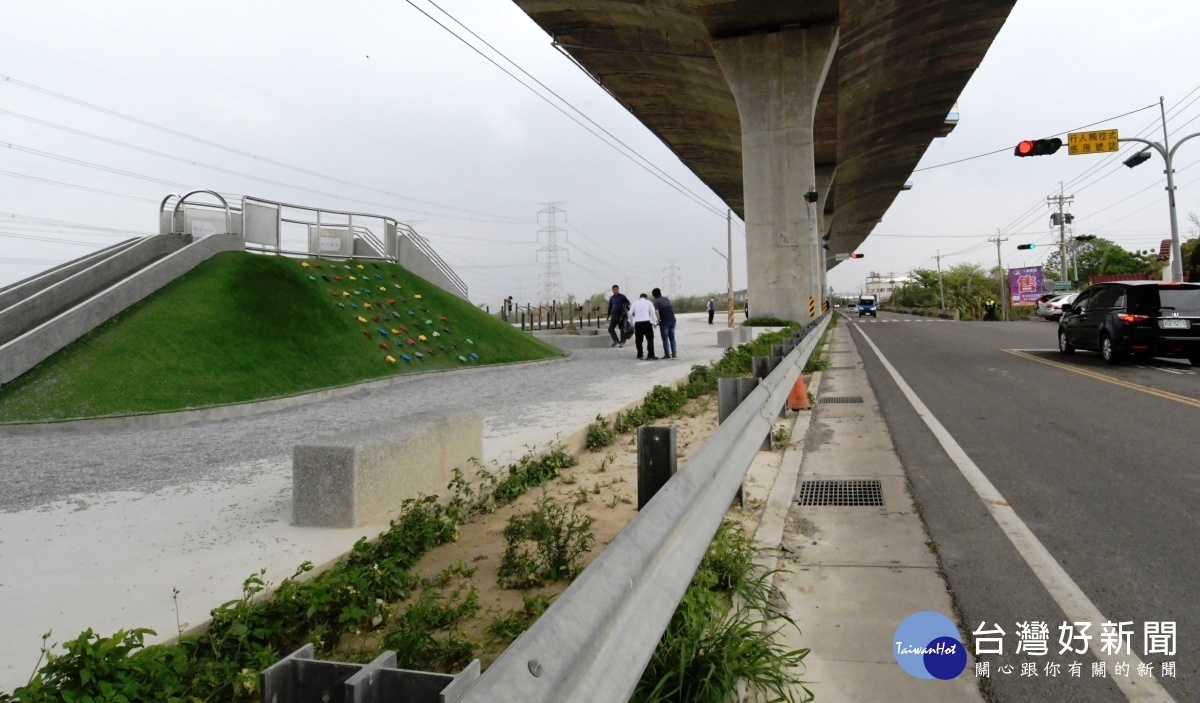 烏溪堤防水岸遊憩廊道親子公園附近道路路維修改善路面。圖／彰化縣政府提供