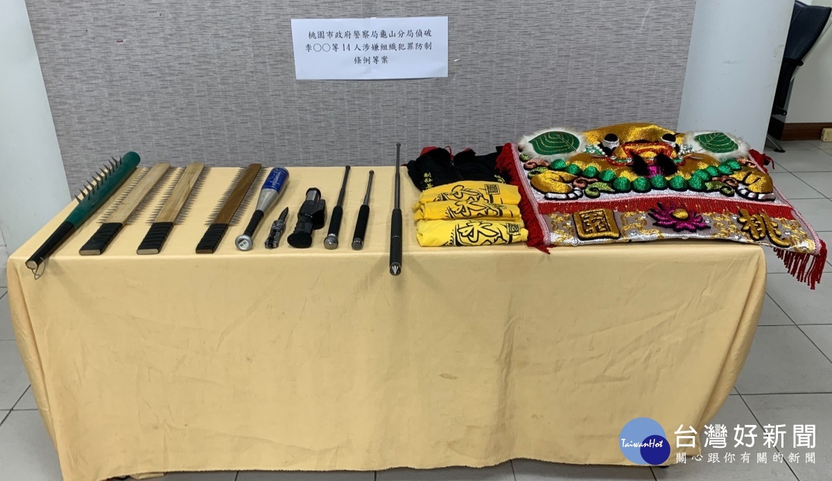 警方查扣自製鯊魚劍3支、狼牙棒1支,以及電擊棒、甩棍、球棒、宮廟制服、旗幟等相關證物