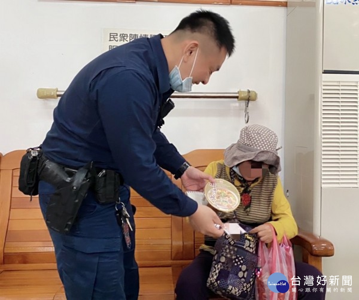 隨團前來北港朝天宮進香的老婦不慎走失,所幸熱心民眾與員警合力相助,帶返警所安撫驚慌的情緒,經聯繫後平安與團員會合返家。
