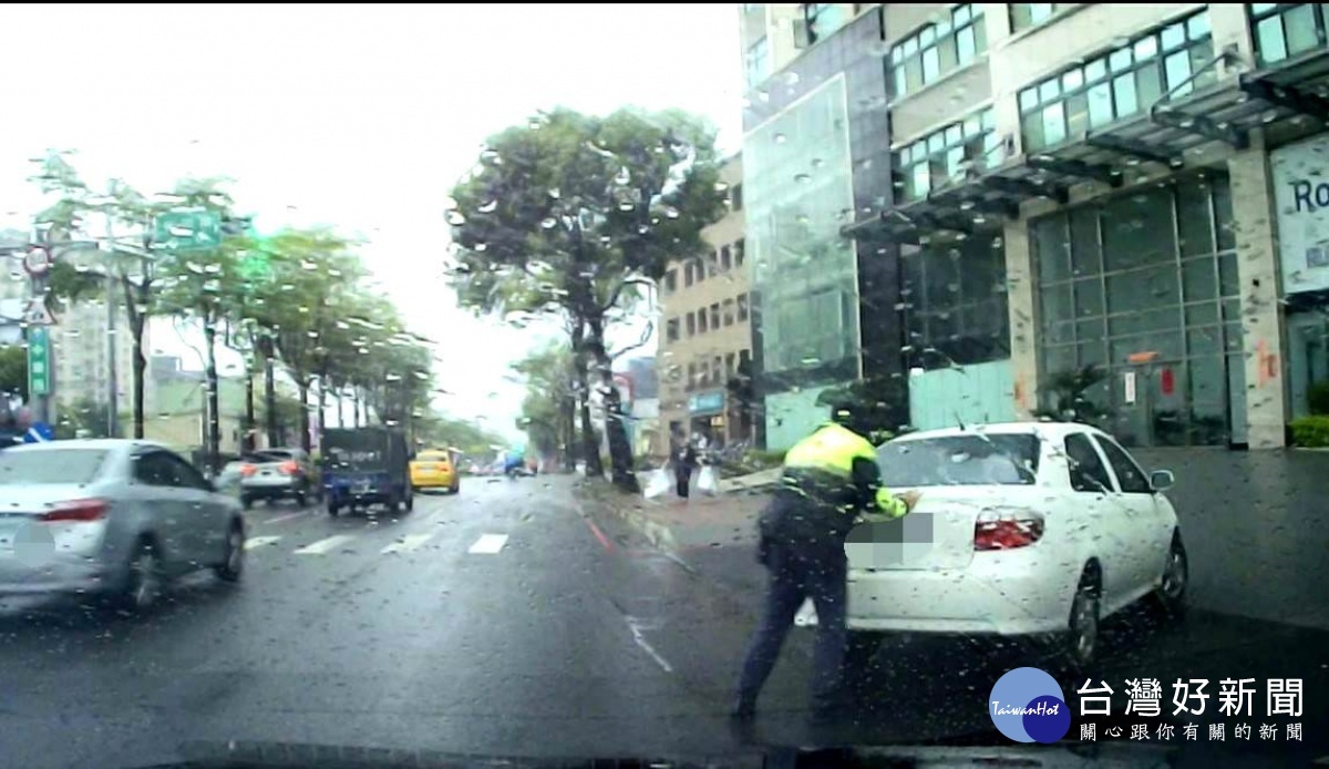 雨中車輛拋錨在路中，幸有警熱心協助推車解圍