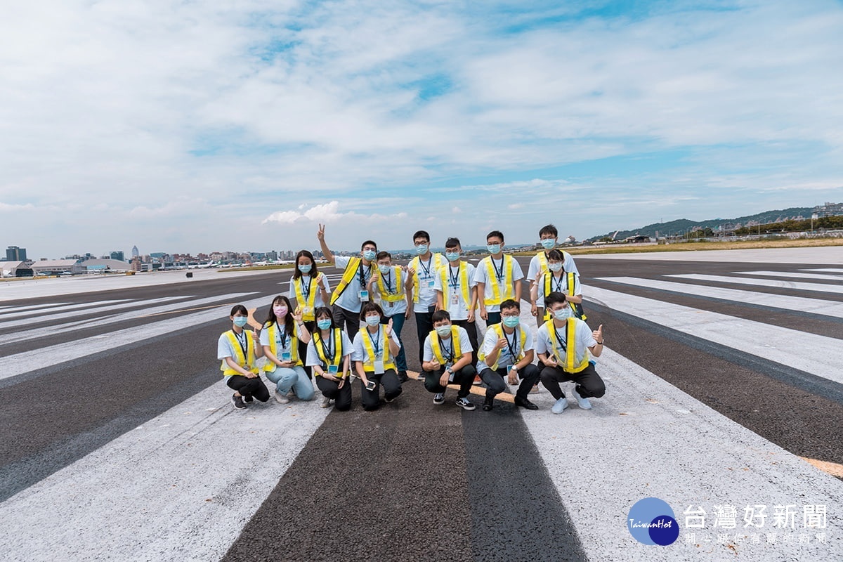 航空營學員參訪松山機場航務組，於跑道合照。（圖／航發會提供）