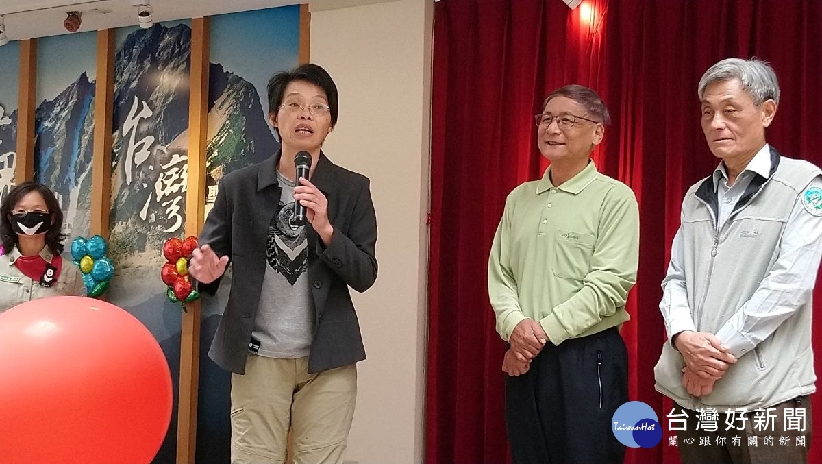 保育台灣黑熊的黃美秀教授在特展揭幕式中的解說。(記者吳素珍攝)