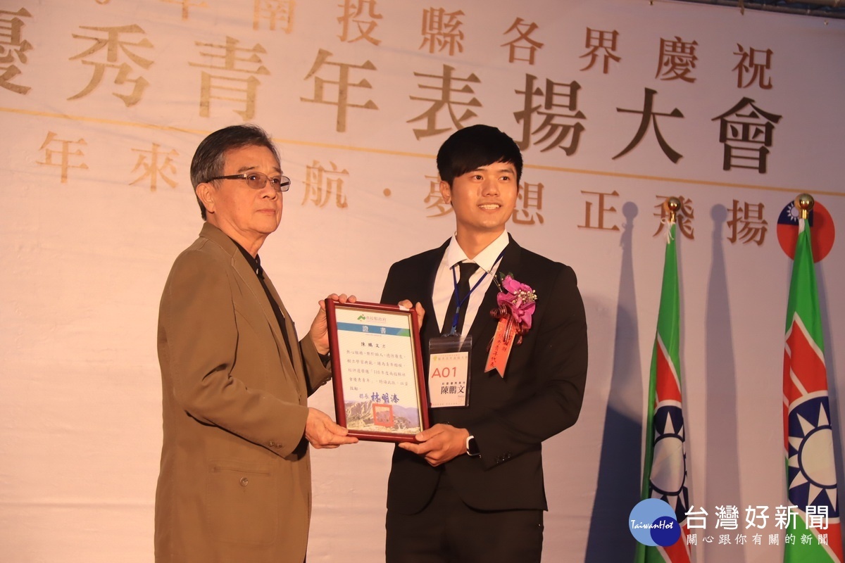 拔河教練陳鵬文（右）從林主委手中接下獎狀將接受全國表揚。（記者扶小萍攝）
