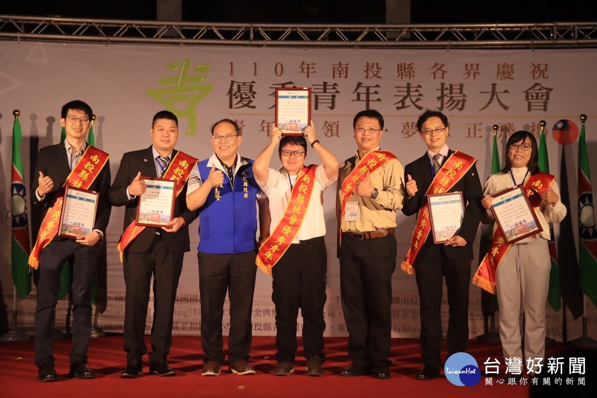 觀光處長陳志賢頒獎表揚優秀社青。(記者扶小萍攝)