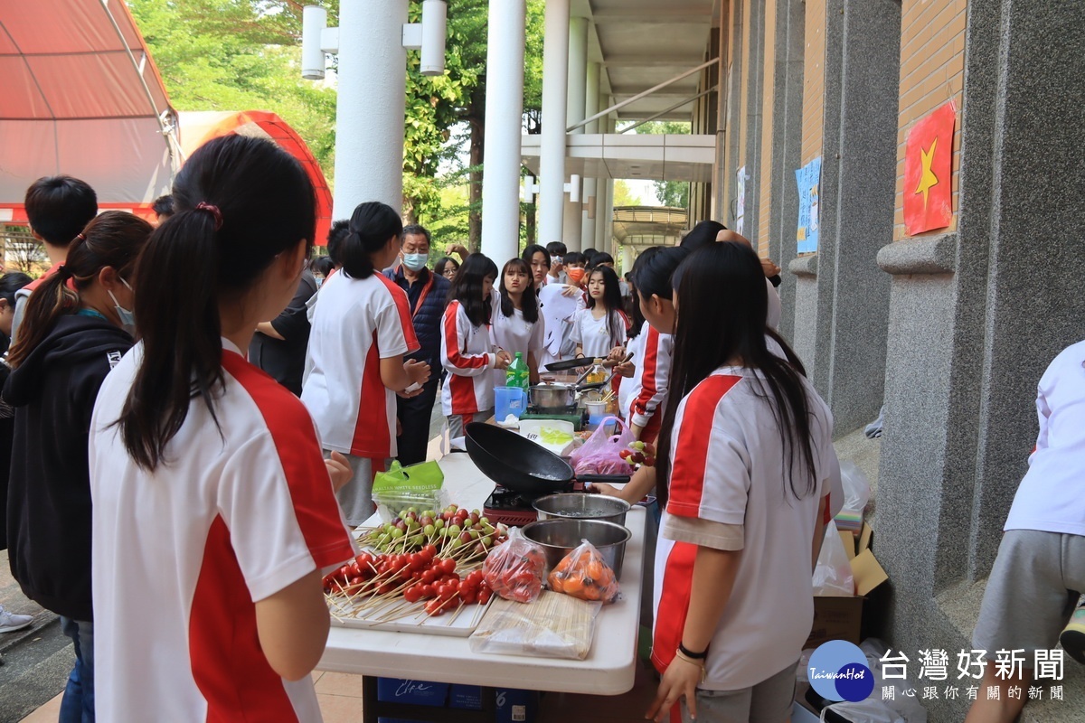 同學們以各式美食攤位辦園遊會。（記者扶小萍攝）