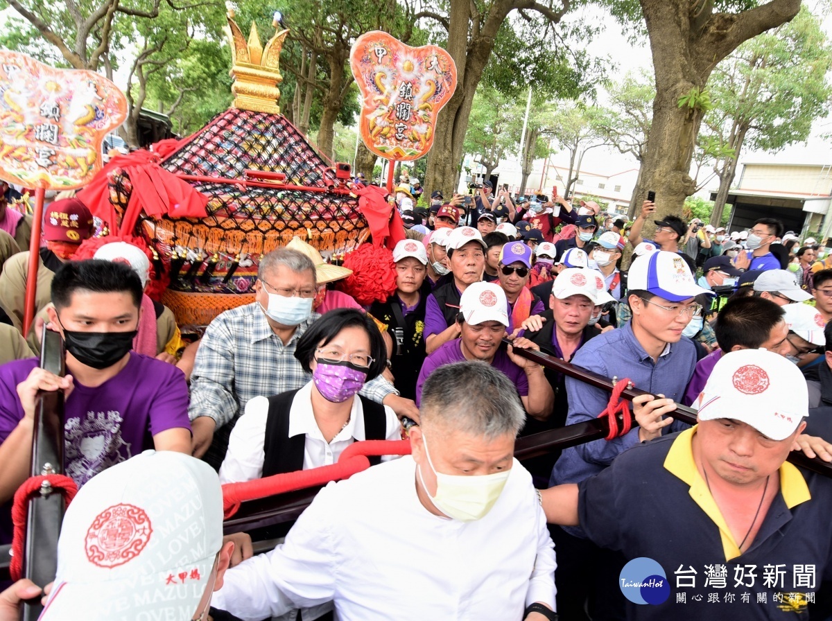 縣長王惠美迎接媽祖鑾駕。前為大甲鎮瀾宮董事長顏清標。圖／彰化縣政府提供