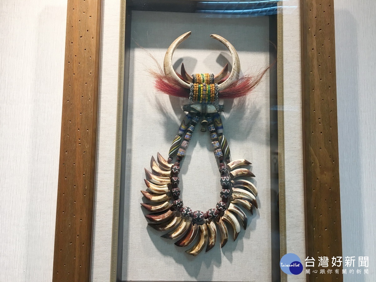 這幅名為英姿的作品對排灣族有代表性的意義。(記者扶小萍攝)