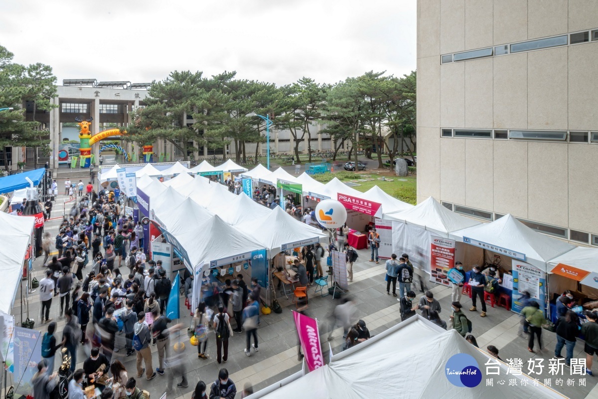 「中央大學2021企業博覽會」百餘家企業釋出4,500多個職缺。