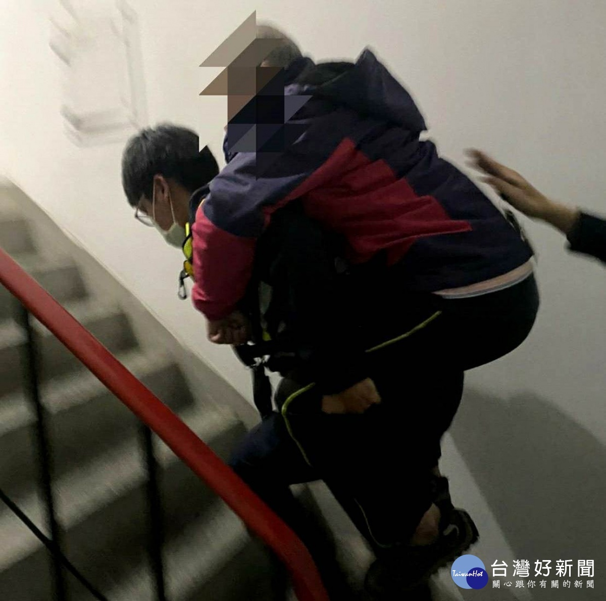 老翁路倒癱軟無力,暖警揹他返家