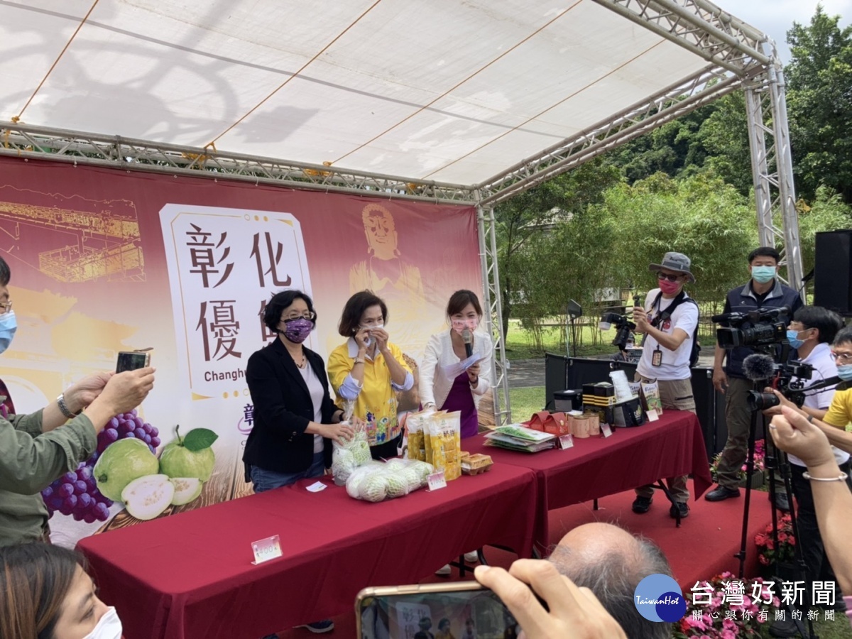彰化縣政府「彰化優鮮」參加宜蘭綠博彰化週繷產展出,宜蘭縣長林姿妙特別到場支持。圖/彰化縣政府提供