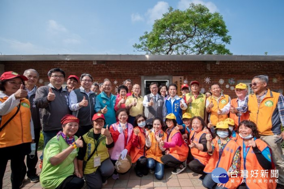 市長及來賓與溪海休閒農業區導覽人員合影留念