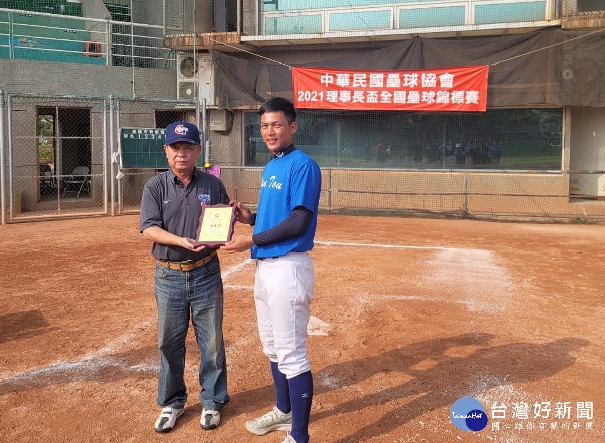 南投隊冠軍投手陳人豪由審判委員蕭玉峰手中接下獎狀。（縣體育會提供）