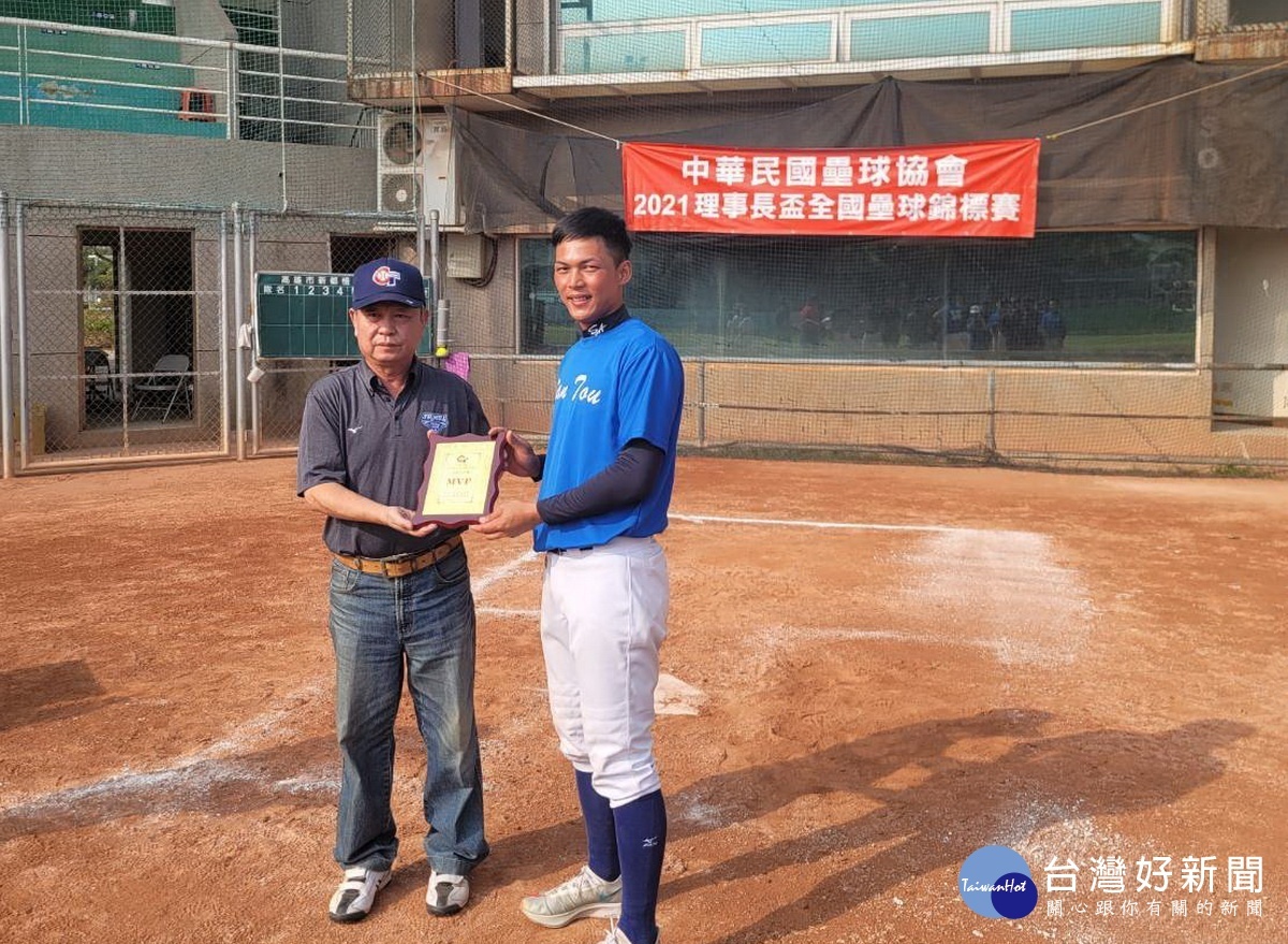 南投隊冠軍投手陳人豪由審判委員蕭玉峰手中接下獎狀。(縣體育會提供)