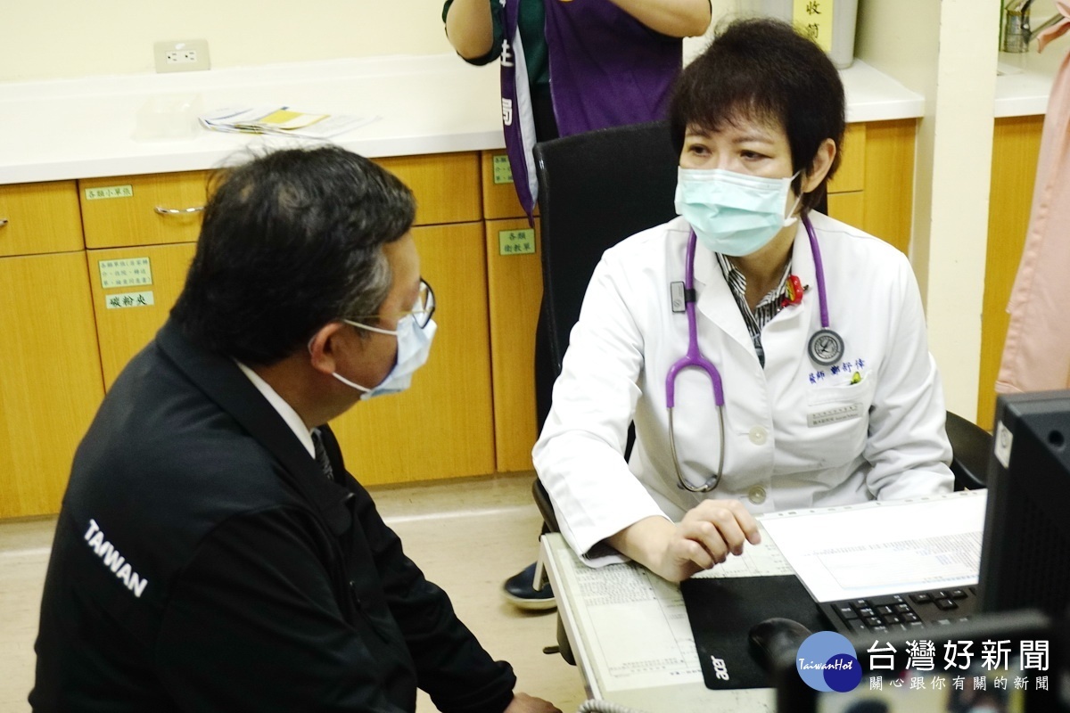 桃園市長鄭文燦率接受AZ疫苗接種前，醫師進行相關詢問。