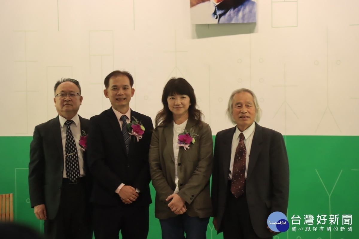 李次長與卸新任主任及工藝成就獎施鎮洋合影。(記者扶小萍攝)