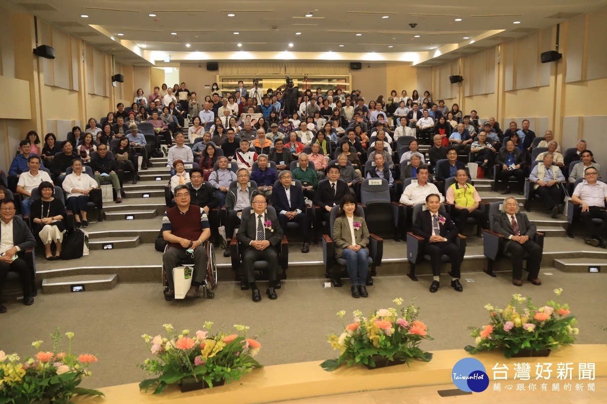 產官學各界代表出席祝賀工藝中心新主任張仁吉接任。(記者扶小萍攝)
