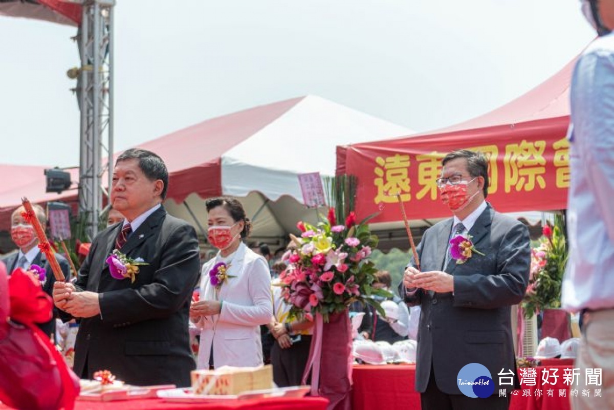 遠東集團徐旭東擔任主祀，鄭市長、經濟部長王美花及其他與會貴賓陪祀，共同進行祈福儀式