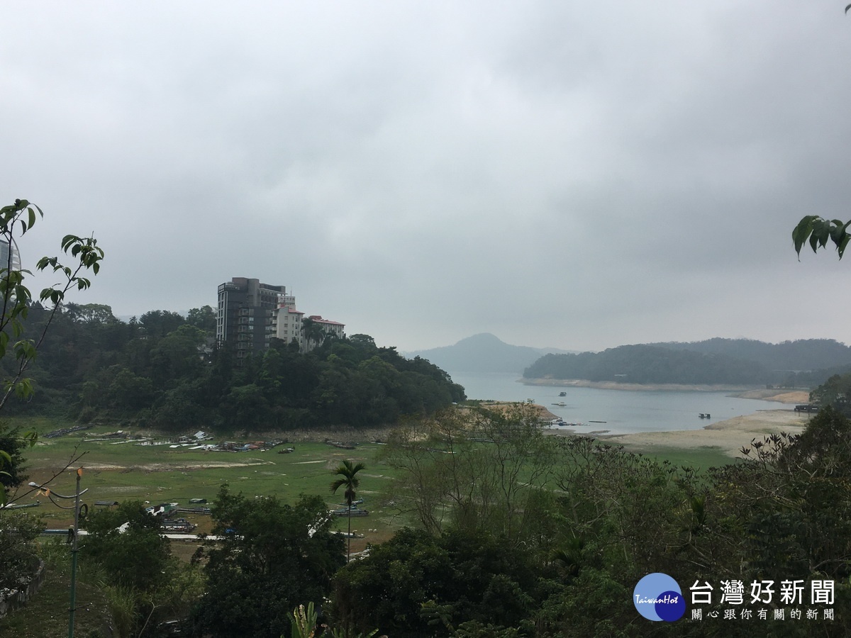 日月潭水位降低不少地方已變草原。(記者扶小萍攝)