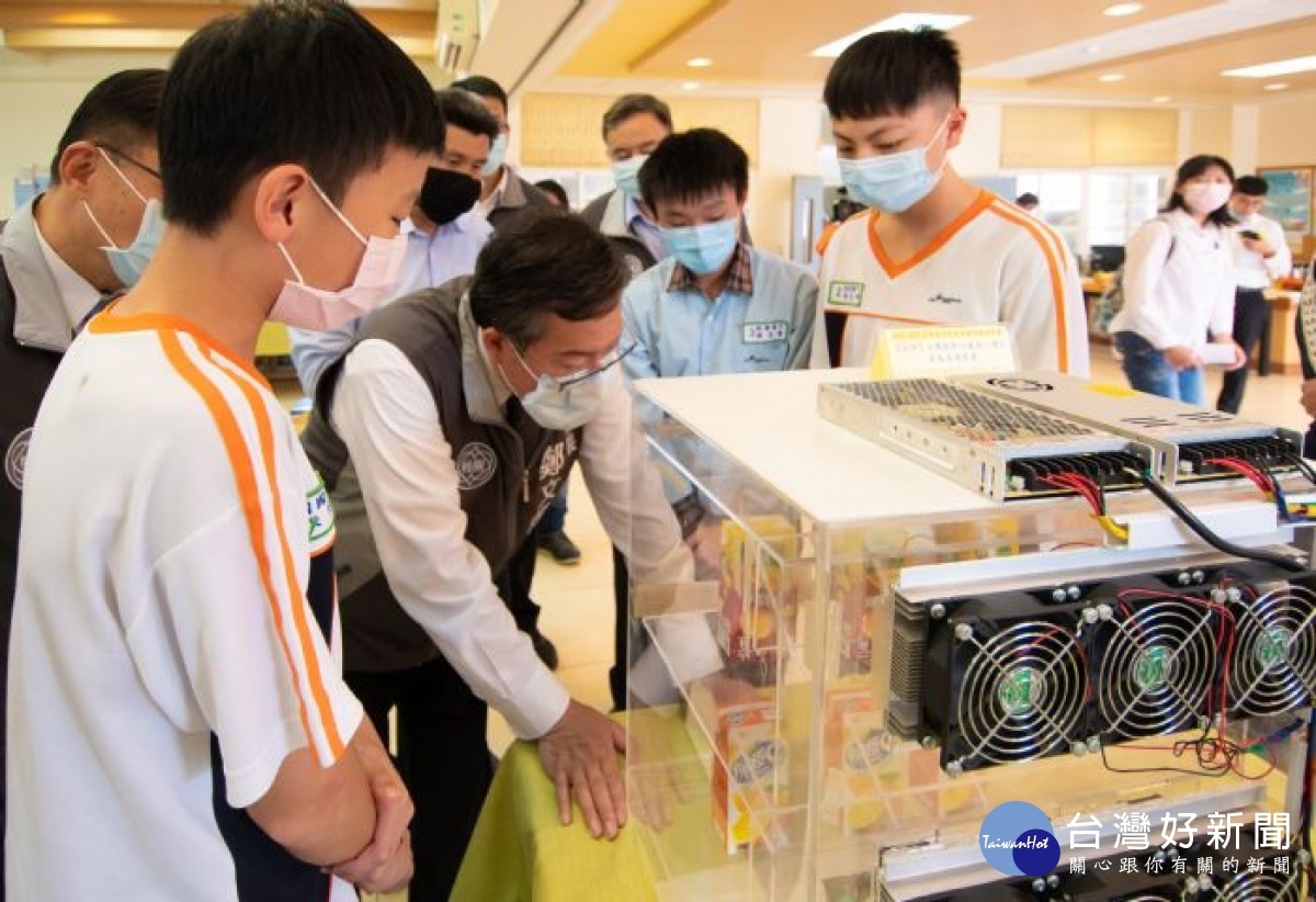 經國國中「自製創新冷藏展示櫃枝節能省電裝置」，獲得「2020IEYI世界青少年發明展」金牌的肯定