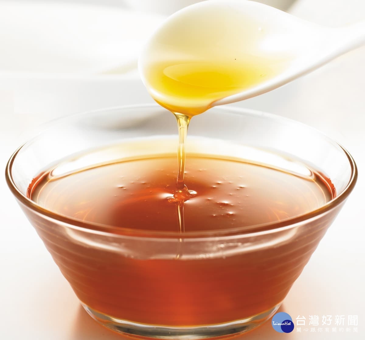 高品質的龍眼花蜜呈現出金黃黑亮的光澤,香甜不膩。(圖/蜂本舖)