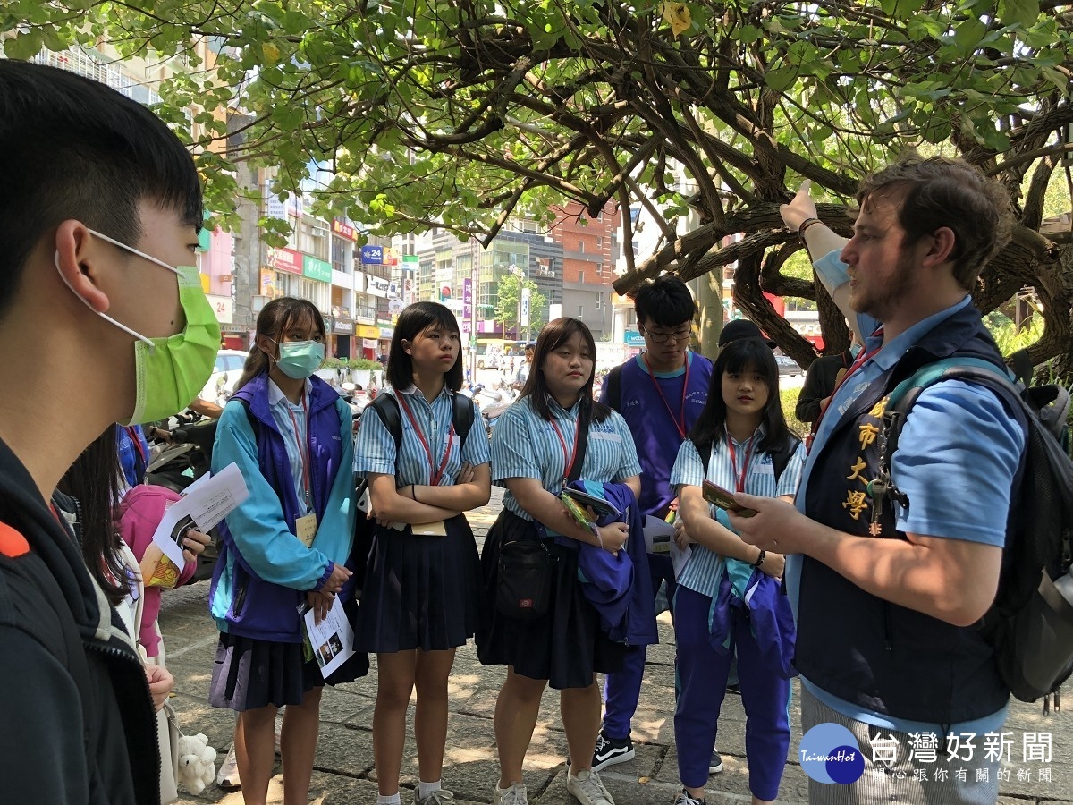 「職場英語體驗營」外師帶領外語群、商管群、家政群學生認識臺灣溫泉史源頭新北投,學生們個個專心聆聽外師講解