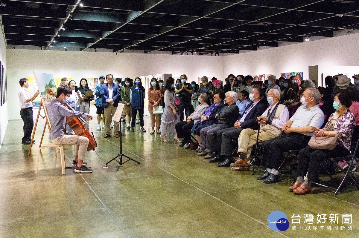 「見山非山－李文謙個展」開幕茶會，由中央大學機械系學生大提琴演出揭開序幕。