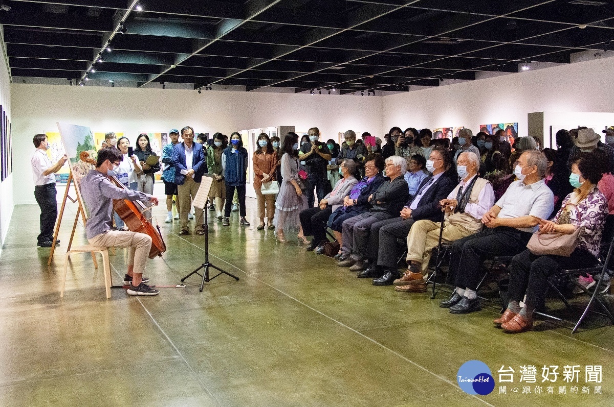 「見山非山-李文謙個展」開幕茶會,由中央大學機械系學生大提琴演出揭開序幕。