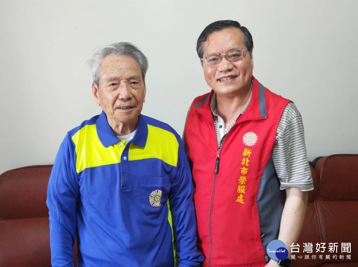 新店區趙伯伯(左)穿上輔導會致贈的運動服與林處長(右)合影,開心的表示穿起來很舒適