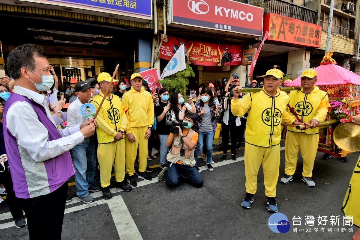 白沙屯媽祖快速進入彰化 千萬人潮虔誠迎駕。