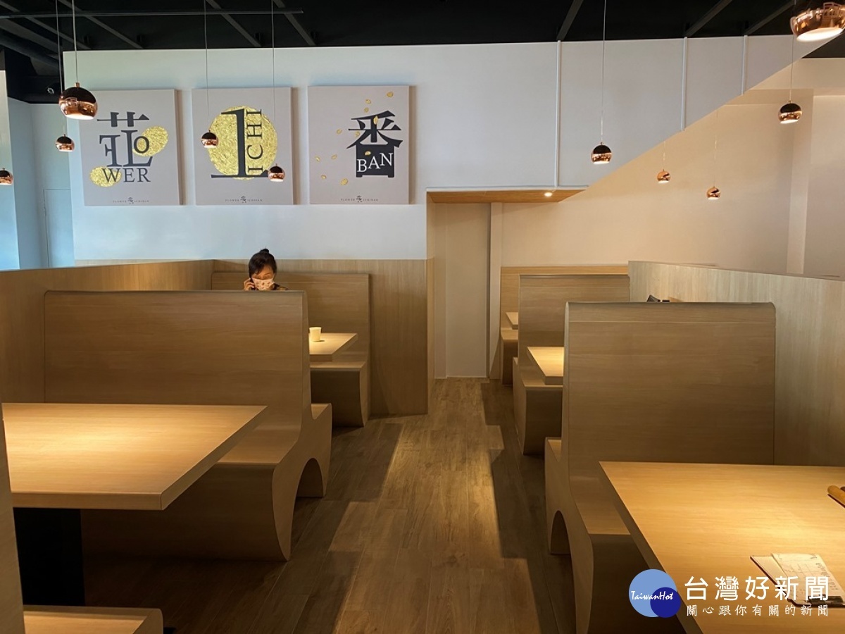 「赤鬼-花一番炸牛排專門店」的內部空間設計以原木溫暖色調融合日式風味的炸牛排給消費者視覺跟味覺的享受(圖/王丰禾記者攝)