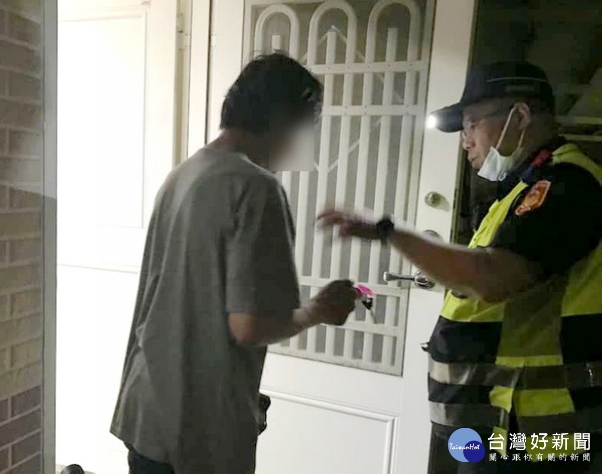 酒醉的男子因擔心酒駕違法,深夜牽車行走在車道上,險象環生,臺西警方巡勤發現上前關心,暖心的將他安全載送返家,家屬深表感激讚許。