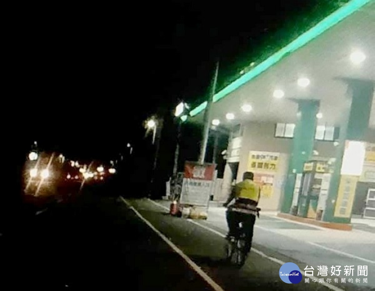 酒醉的男子因擔心酒駕違法，深夜牽車行走在車道上，險象環生，臺西警方巡勤發現上前關心，暖心的將他安全載送返家，家屬深表感激讚許。