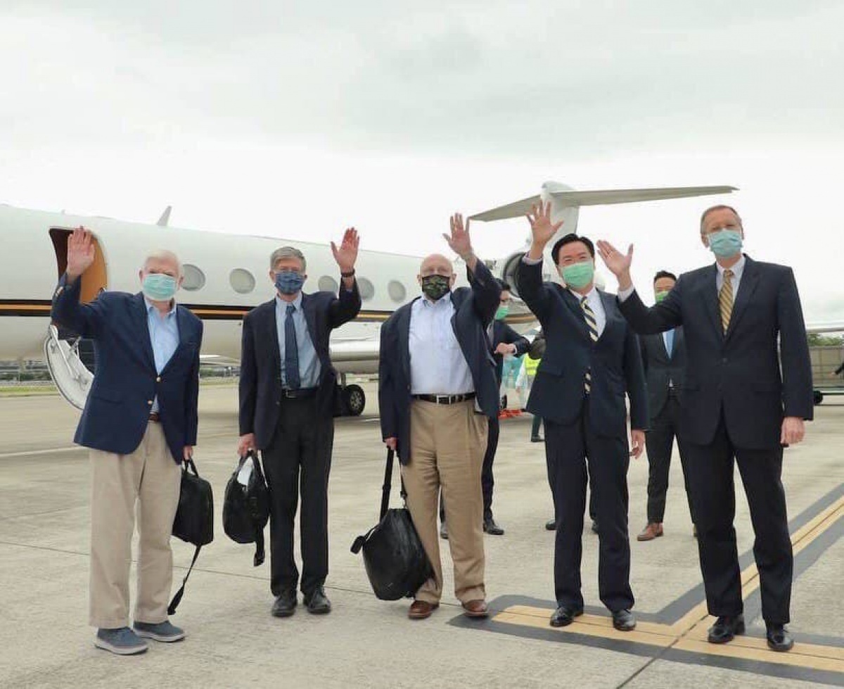 國務卿阿米塔吉（左三）及前副國務卿史坦柏格（左二）搭乘美國專機訪問台灣，外交部部長吳釗燮（右二）及AIT台北辦事處處長酈英傑（右一）前往機場歡迎。（圖／外交部）