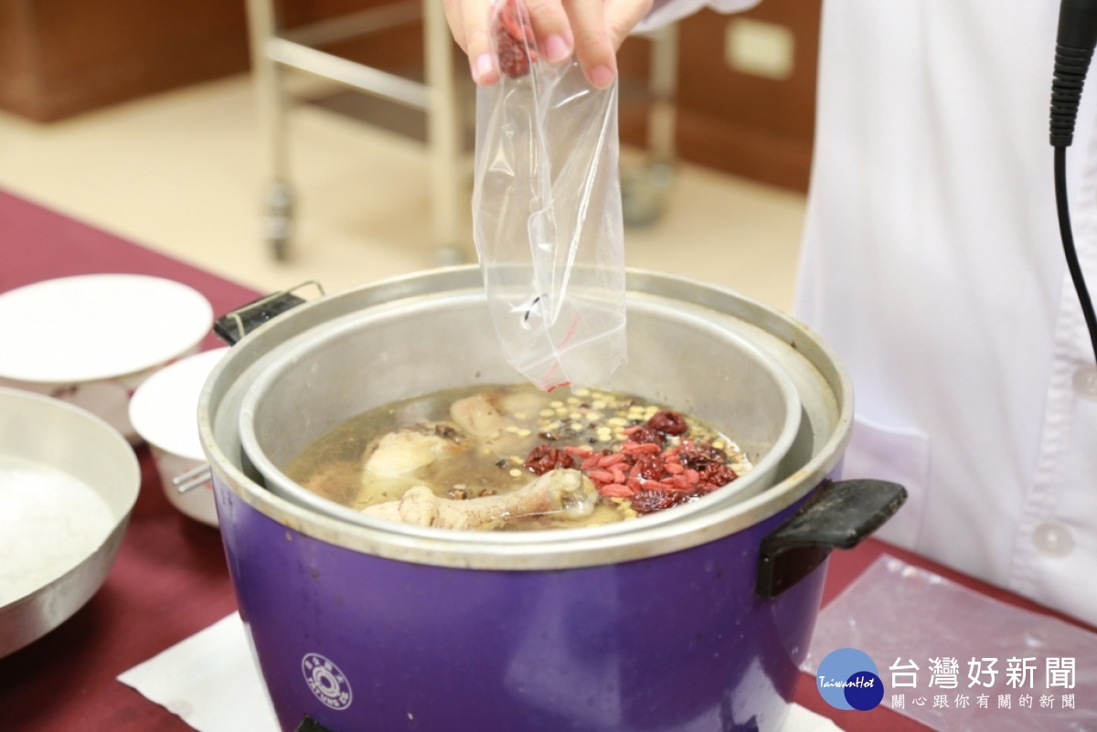 電鍋即可烹煮益氣養生湯。