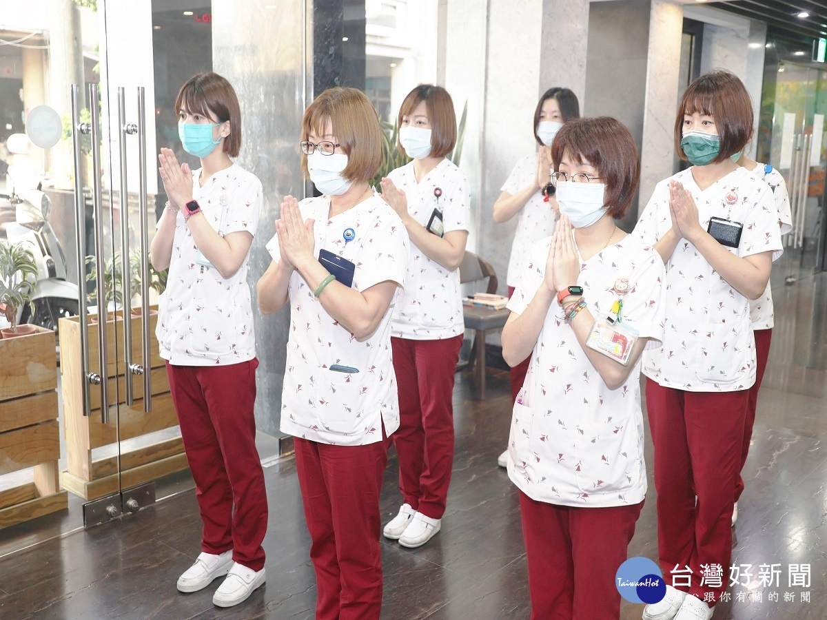 宏仁醫療媽駐駕　民眾專程來參拜祈求疫情早日過去