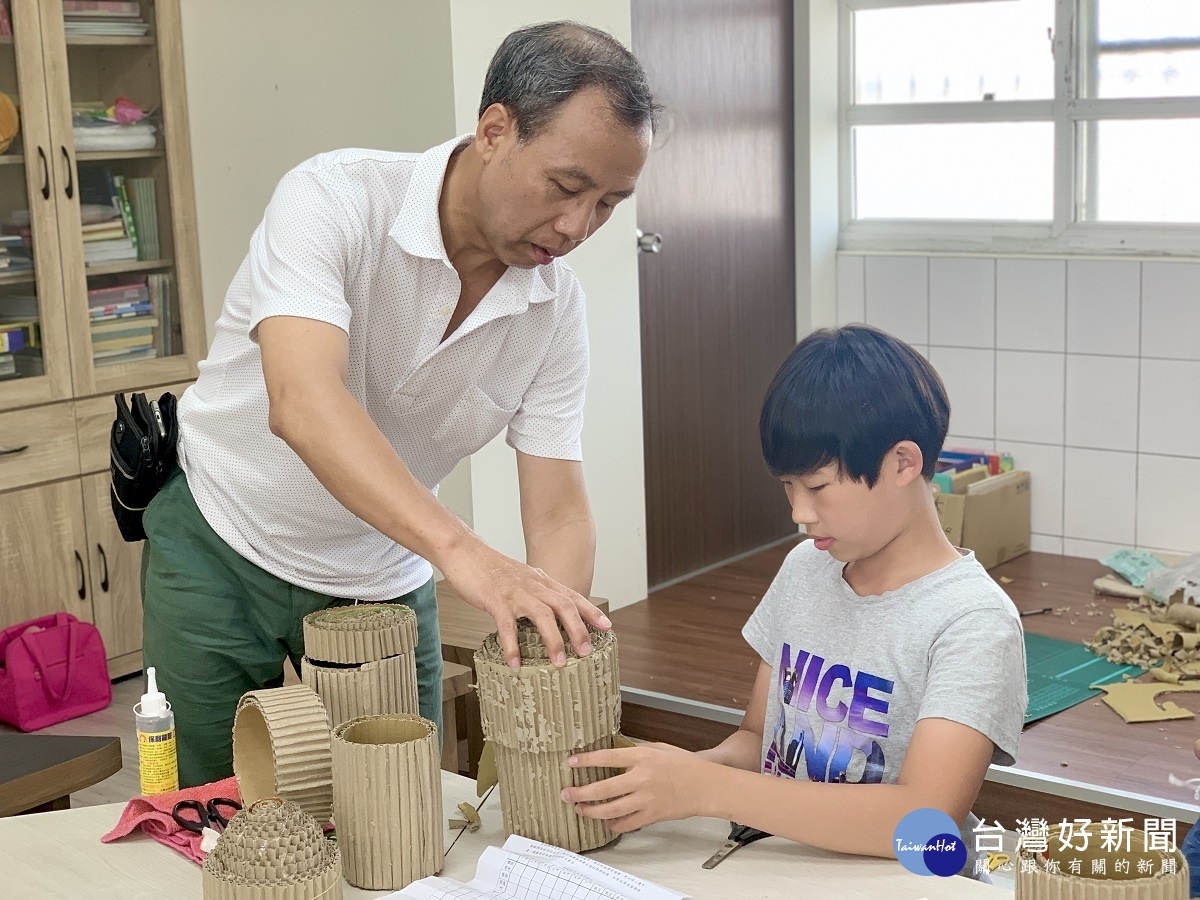 政大鹿樂平台把美育送入廣興 讓廢紙巧變藝術品