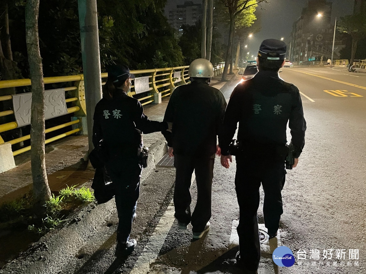 員警使用M-Police 確認身分後,順利連繫其家人將老伯帶回