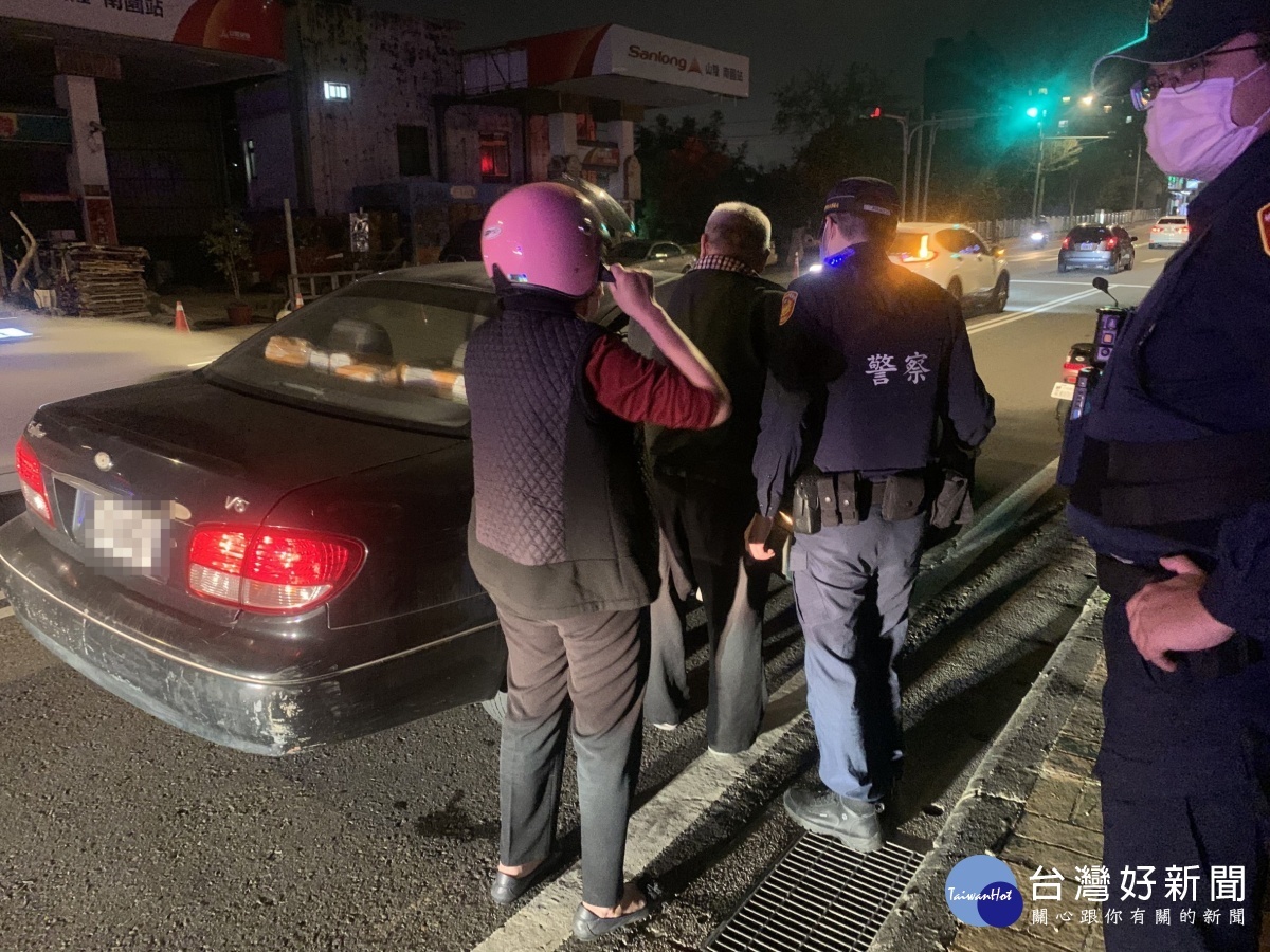 員警使用M-Police 確認身分後,順利連繫其家人將老伯帶回