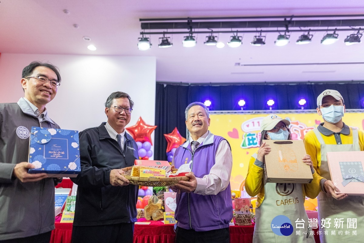 桃園市長鄭文燦出席「110年庇護工場母親節商品行銷記者會」，為庇護工廠商品大力促銷。
