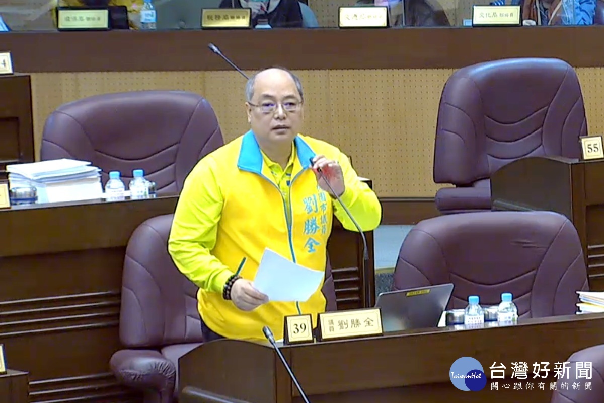 針對資通安全，桃園市議員劉勝全於議事堂進行質詢。