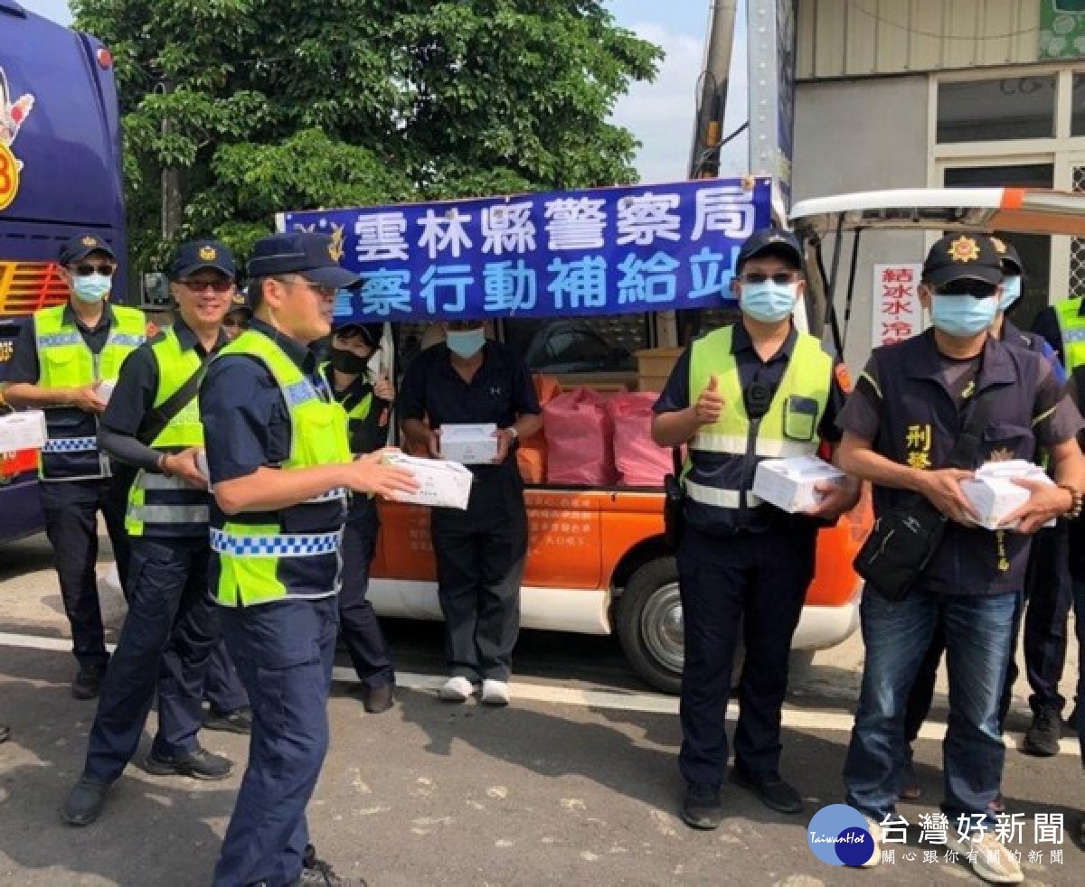大甲媽祖及白沙屯媽祖進香隊伍相繼抵達雲林，警方日夜擔服鑾轎維安及交通疏導勤務，縣警局特組行動補給站，適時補充員警體能，兼顧執勤效率。