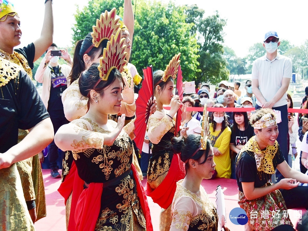 明道千萬農機喜迎大甲媽祖 外籍生改編傳統舞祈求平安