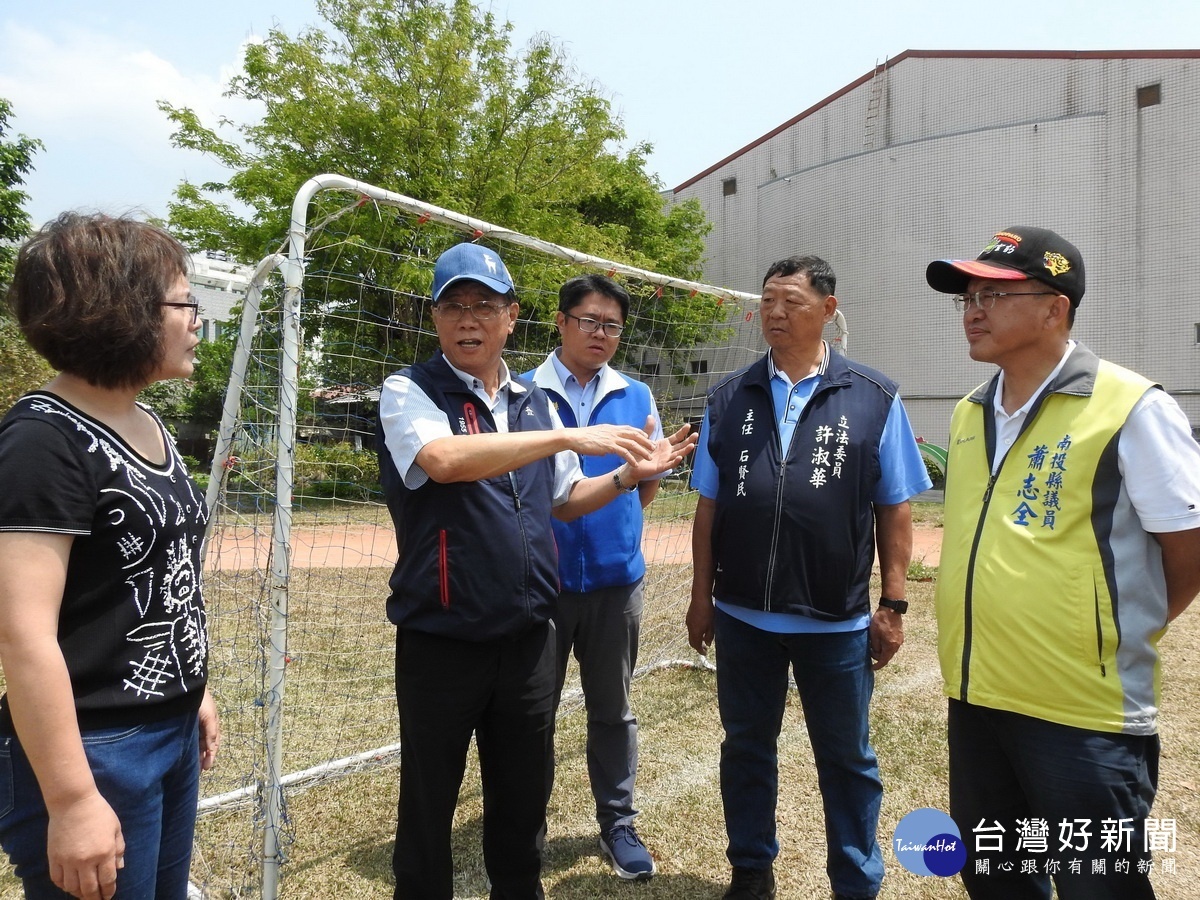 林明溱縣長說:他一定要儘快把擁有人工草皮可以安全訓練的足球場蓋起來,另外,水里國小現有的紅土跑道,縣府也會自籌經費同步加以更新改善。