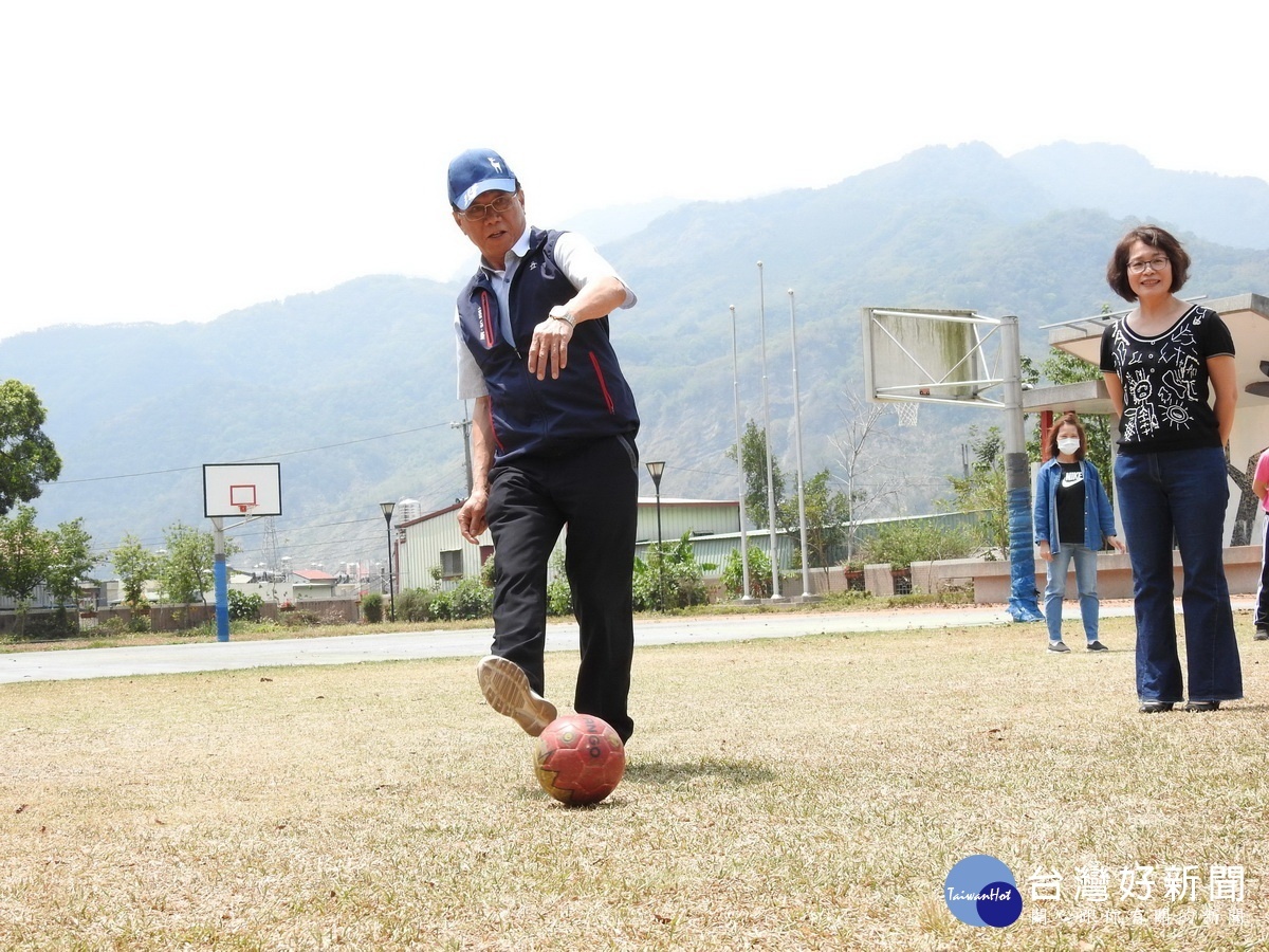 林縣長在水里國小體驗了踢球入網的足球射門得分的成就感。